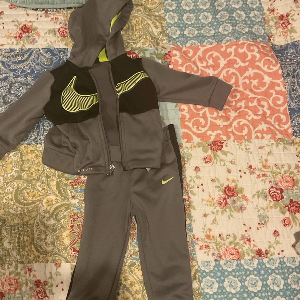 Infant boys 12 months Nike pant suit grey/black gently worn